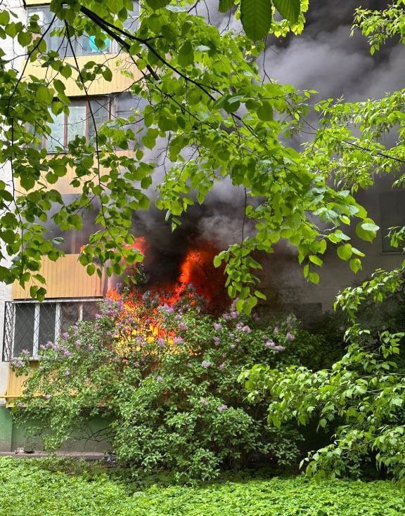 Люди не могут выбраться из горящей могоэтажки в московских Печатниках, пишут местные жители в соцсетях. Предположительно, огонь охватил первые три этажа и подъезд. На этажах выше люди находятся в огненной ловушке. На место выехали экстренные службы.
