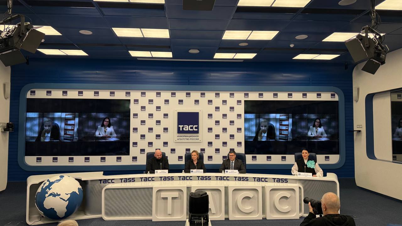 Импрессионисты едут в Сибирь В ТАСС началась пресс конференция посвящённая предстоящему масштабному совместному проекту Пушкинского музея и РОСИЗО Импрессионисты в Сибири Впервые коллекция живописи второй половины XIX начала XX веков ГМИИ им А С Пушкина отправится в турне по городам России до конца 2026 года Произведения побывают в 6 сибирских городах Омск Новосибирск Кемерово Абакан Красноярск и Иркутск Первая выставка откроется уже 16 декабря в Омском областном музее изобразительных искусств имени М А Врубеля Подробнее о проекте и о том какие работы отправятся в путешествие расскажут Ольга Галактионова директор ГМИИ им А С Пушкина Иван Лыкошин генеральный директор РОСИЗО Олег Денисенко заместитель полномочного представителя президента РФ в Сибирском федеральном округе Олеся Полунина министр культуры Иркутской области Екатерина Болдырева директор Новосибирского государственного художественного музея Присоединиться к трансляции пресс конференции можно на сайте ТАСС или в группе ВК