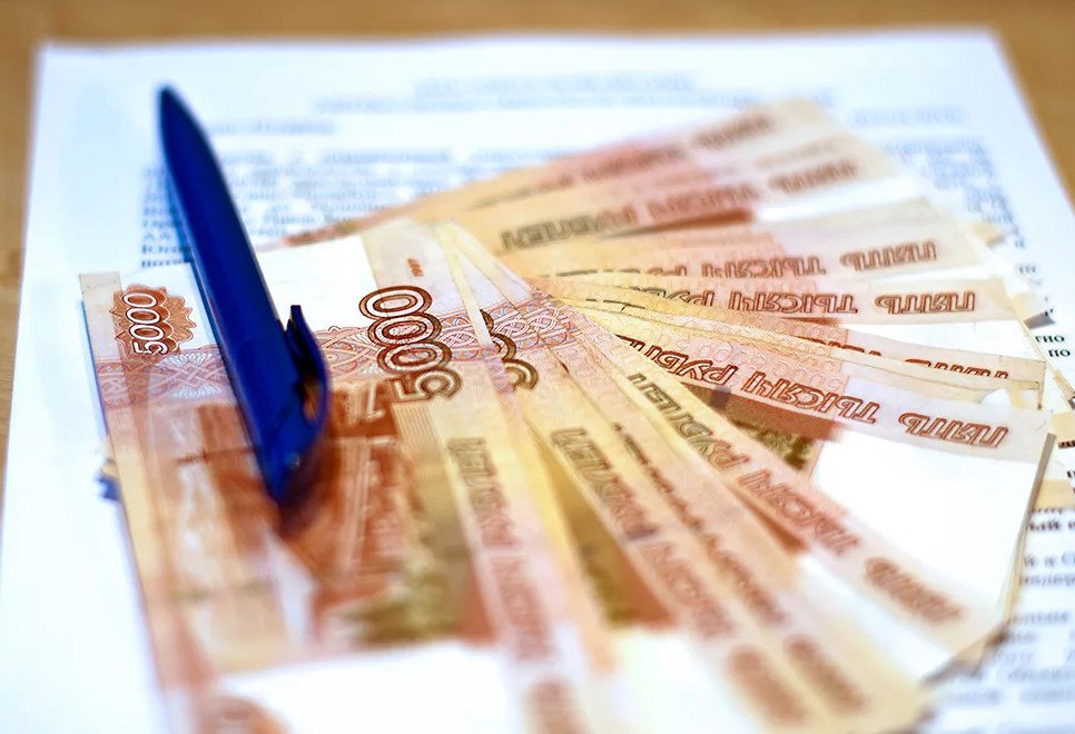 Полицейские Саяногорска вернули жертве мошенников почти 600 тысяч рублей В конце сентября в дежурную часть ОМВД России по г Саяногорску поступило сообщение от сотрудницы банка Она рассказала что прямо сейчас в офисе финансовой организации пожилая женщина совершает ряд переводов через терминал при этом ведет себя крайне подозрительно На место незамедлительно прибыли сотрудники полиции Оказалось что с июля потерпевшая находилась под постоянным давлением злоумышленников Аферисты угрожая уголовным преследованием заставили ее продать квартиру в посёлке Черёмушки а вырученные денежные средства перевести на безопасные счета Именно в момент перевода на посельчанку и обратила внимание работница банка Прежде чем приехавшие на вызов сотрудники полиции и офисный работник смогли убедить жительницу Хакасии прекратить переводы она успела отправить около 900 тысяч рублей на озвученные аферистами счета последние две операции банк посчитав сомнительными заблокировал По данному факту было возбуждено уголовное дело по признакам преступления предусмотренного ч 4 ст 159 УК Российской Федерации мошенничество совершённое в особо крупном размере Следователи следственного отдела ОМВД России по г Саяногорску оперативно установили банковский счёт на который поступил перевод и наложили на него арест Затем произвели выемку денежных средств находившихся на счету афериста и вернули потерпевшей 592 тысячи рублей хакасия полицияхакасии мвдхакасии мвд19 мошенничество стопмошенничество саяногорск Подписаться на наши страницы в MAX VK Telegram