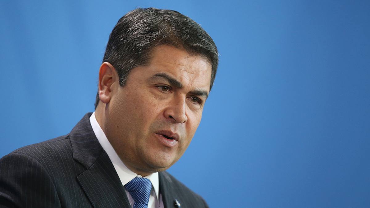 Трамп объявил в соцсети Truth Social о помиловании экс президента Гондураса от консервативной Национальной партии Хуана Орландо Эрнандеса осужденного за наркоторговлю Я полностью помилую бывшего президента Хуана Орландо Эрнандеса с которым по мнению многих людей которых я очень уважаю обошлись очень жестоко и несправедливо написал Трамп Он добавил что сегодня Гондурас находится на пути к большому политическому и финансовому успеху Республиканец связал это с предстоящими президентскими выборами в стране Они пройдут 30 ноября По данным ЦИК правом голоса обладают 6 52 млн избирателей Весной 2024 года коллегия присяжных федерального окружного суда Манхэттена в США признала бывшего президента Гондураса виновным по трем пунктам обвинения в том числе в незаконном обороте наркотиков Его приговорили к 45 годам лишения свободы Фото Sean Gallup Getty Images РБК в Telegram и MAX