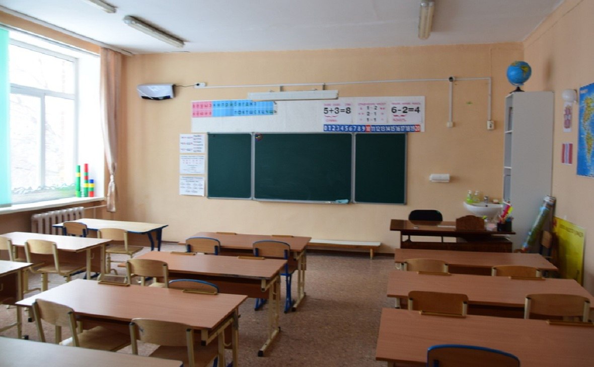 Только в 10 школах Омска есть системы оповещения и управления эвакуацией Системы оповещения и управления эвакуацией людей при пожаре установлены только в десяти омских школах и трех детских садах Это школы З 9 19 55 75 109 127 139 159 и 166 а также детские сады 96 100 и 264 Такие данные приводятся в письме администрации Омска в адрес комитета горсовета по социальным вопросам Вопрос о выделении финансирования на установку таких систем в остальных образовательных учреждениях города планируют рассмотреть при формировании бюджета города на 2026 год Также стало известно что в школах 1 32 59 131 и 134 металлоискатели марки Арена установленные в 2017 году работают с перебоями Сейчас такие металлоискатели сняты с производства и не подлежат ремонту поэтому нужна их замена rbc omsk
