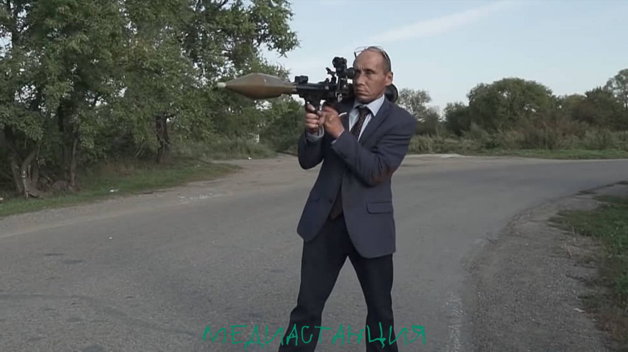 Авторов сатирического проекта Наливкин режиссера Андрея Клочкова и продюсера Семена Вавилова приговорили к шести годам лишения свободы условно по делу о хулиганстве и незаконном изготовлении взрывчатых веществ Гособвинение запрашивало для них 14 лет колонии строгого режима Поводом для уголовного преследования стал ролик трехлетней давности в котором фейковый депутат стреляет из гранатомета по автобусной остановке Судебный процесс растянулся на четыре года и за это время проект фактически прекратил свое существование исполнитель роли Виталия Наливкина Андрей Неретин скончался так и не дождавшись вердикта mediastanciacom