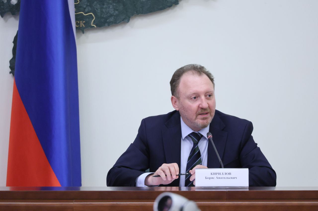 В Свердловской области обсудили подготовку к Единому дню голосования По поручению полномочного представителя Президента Российской Федерации в Уральском федеральном округе Артёма Жоги его заместитель Борис Кириллов провел совещание по подготовке к Единому дню голосования в Свердловской области. "Рассмотрены организационные и правовые аспекты проведения голосования, включая применение дистанционного электронного голосования, регистрация в рамках которого уже началась. Также затронули меры по обеспечению прозрачности избирательного процесса и вопросы охраны общественного порядка и безопасности", - прокомментировал Борис Кириллов. Основное внимание уделено обеспечению устойчивости общественно-политической ситуации в регионе в период избирательной кампании. Борис Кириллов подчеркнул необходимость оперативного межведомственного взаимодействия силовых структур, избирательных комиссий и органов исполнительной власти. В ходе выборов 12–14 сентября в Свердловской области состоится четыре муниципальных избирательных кампаний. Ключевым политическим событием станет избрание губернатора Свердловской области. !