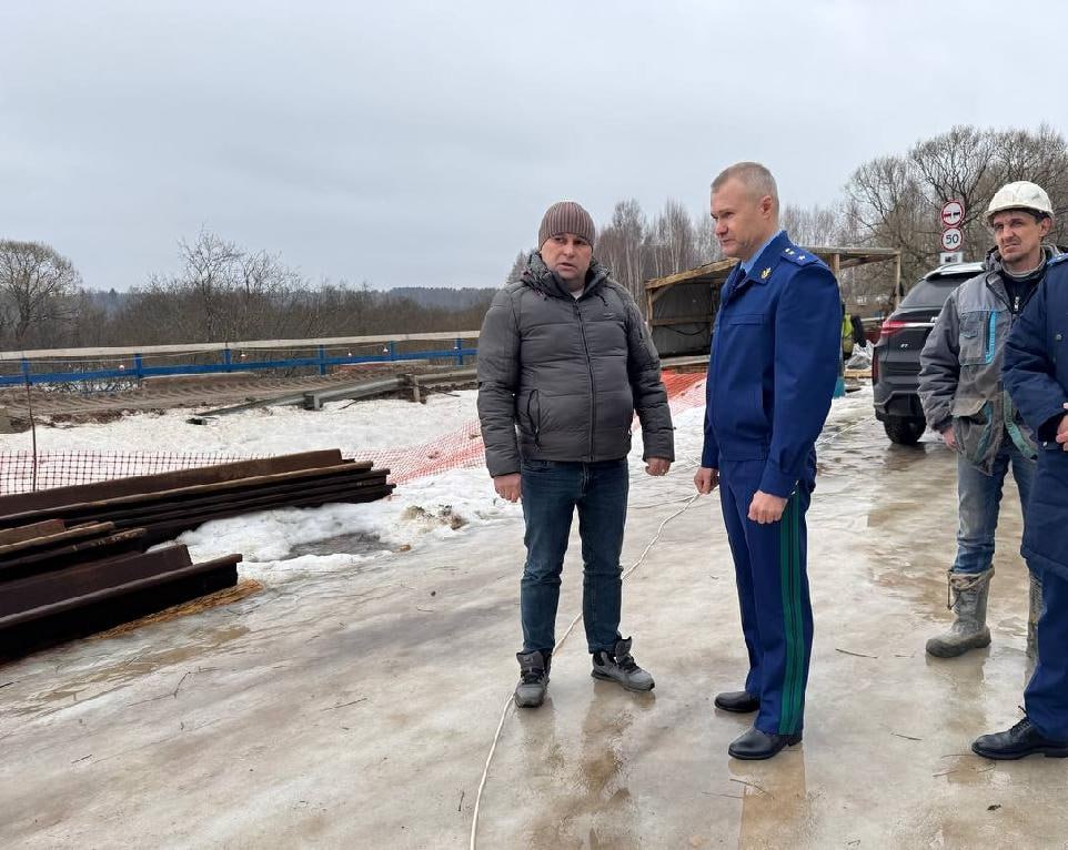 ‍ Ещё один недострой обнаружен в Ивановской области  Областной прокурор Жугин посетил строящийся мост через реку Добрица на автомобильной дороге Гордяковка-Лух-Чадуево. В предусмотренный контрактом срок – до 6 декабря 2024 года, работы не завершены.  В связи с этим по поручению прокурора области прокуратура Лухского района возбудила в отношении юридического лица ООО «Союз Автодор» дело об административном правонарушении по ч. 7 ст. 7.32 КоАП РФ  действия  бездействие , повлекшие неисполнение обязательств, предусмотренных контрактом .   Подписаться   Прислать новость