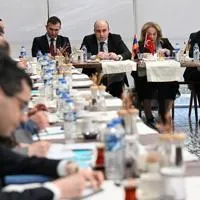 Турция и Армения восстанавливают железную дорогу Турция и Армения провели рабочую встречу по восстановлению железной дороги Карс Гюмри закрытой с 1993 года 28 апреля в Карсе прошло заседание совместной рабочей группы для координации технических работ Стороны обсудили оценку инфраструктуры и технические требования для возобновления движения Железная дорога построенная в 1899 году была единственной прямой связью между двумя странами до закрытия Анкарой в связи с конфликтом в Нагорном Карабахе Восстановление железнодорожного коридора приоритет для улучшения транспортной связности в Южном Кавказе и развития экономических связей США приветствовали шаг как важную веху для региональной стабильности Стамбульский волк Про Турцию простыми словами istanbul wolf
