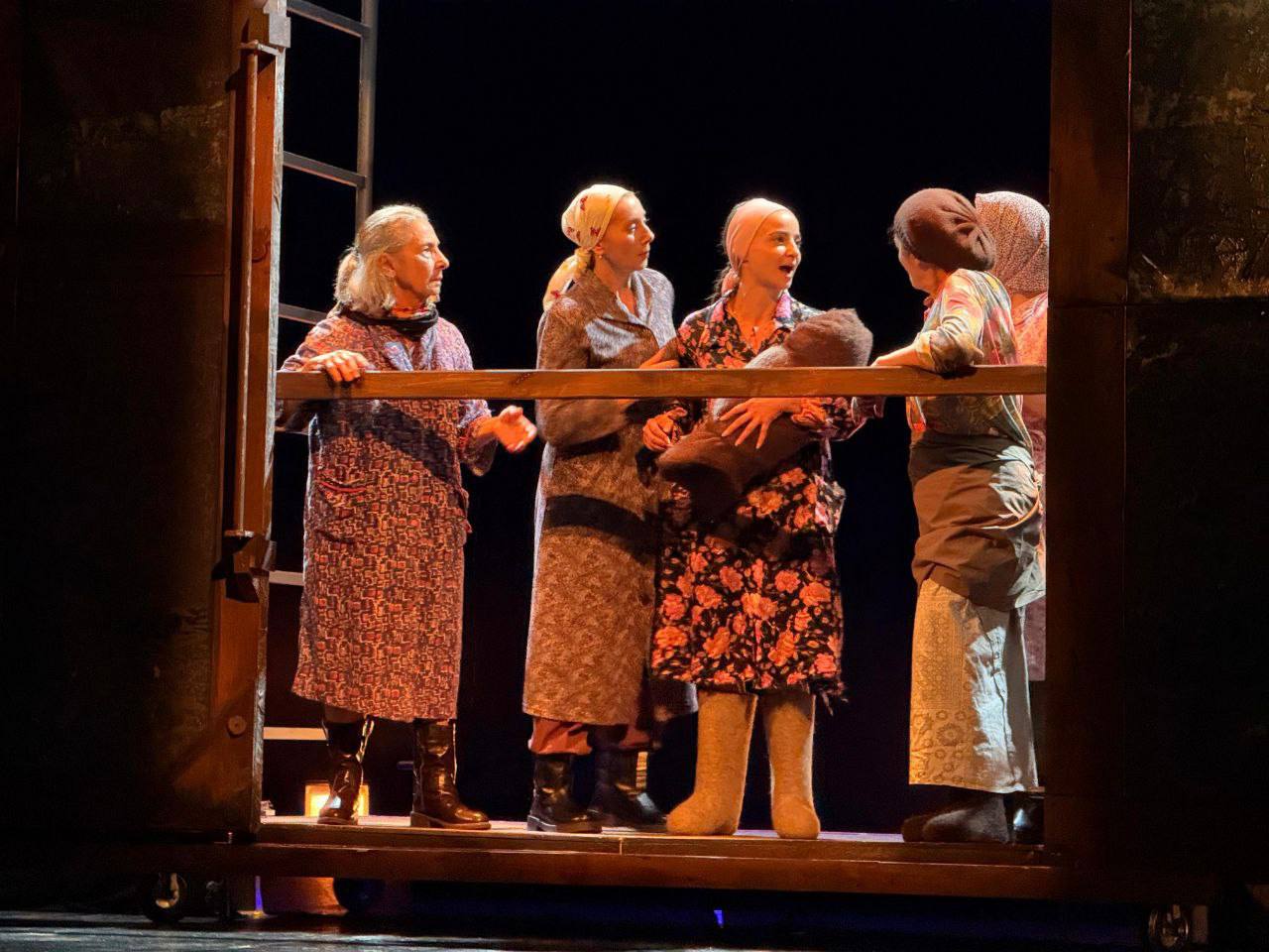 Эшелон премьера о человеческой стойкости в Абхазском театре Сегодня 24 ноября на сцене Абхазского государственного драматического театра им С Чанба состоится премьера спектакля Эшелон по пьесе Михаила Рощина Постановка Мадины Аргун обращается к теме выживания и взаимоподдержки в условиях когда привычный мир вокруг рушится Зрителю предлагают редкий формат погружения действие разворачивается в вагоне теплушке где герои вынуждены жить бок о бок спорить мириться бояться и искать опоры друг в друге Режиссёр сделала акцент на правдивости ситуаций и внутреннем состоянии персонажей В спектакле заняты Хибла Мукба Майя Джикирба Тома Авидзба Эсма Квициния Гунда Ажиба Кама Инапшба Лана Джопуа Кристина Цымцба Циала Инапшба Алхас Шамба Гудиса Тодуа и другие актёры театра Каждый персонаж раскрывается убедительно и по человечески точно Атмосферу эпохи усиливают музыка свет и костюмы они не доминируют а аккуратно подводят зрителя к ощущению того времени Эшелон история о том как люди выдерживают страх и продолжают оставаться людьми несмотря на обстоятельства Постановка создана при поддержке Российского фонда культуры Апсныпресс Instagram Facebook Дзен