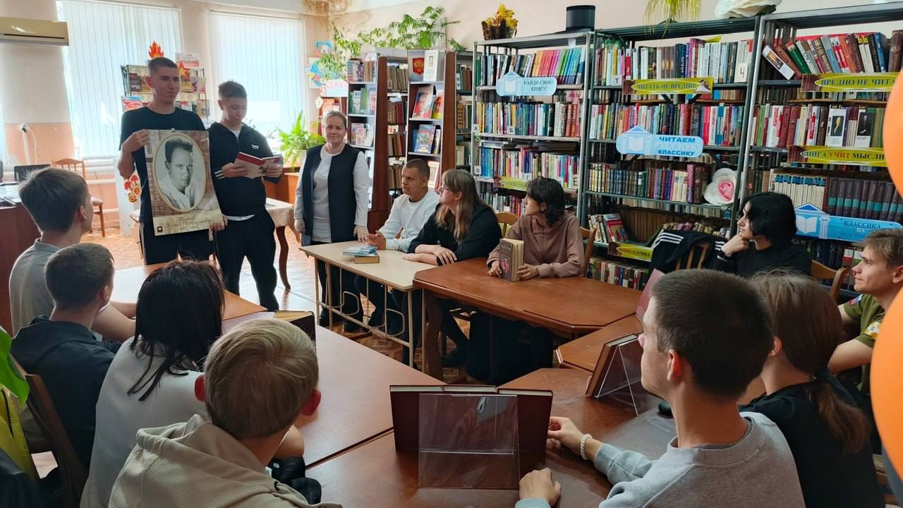 В Апанасенковской сельской библиотеке прошла литературная встреча под названием «мгновения жизни», приуроченная к 120-летию со дня рождения Михаила Александровича Шолохова Библиотекари поделились с присутствующими сведениями о биографии писателя и его самых знаменитых произведениях. Посетители с интересом зачитывали вслух отрывки из книг, представленных на тематической выставке.