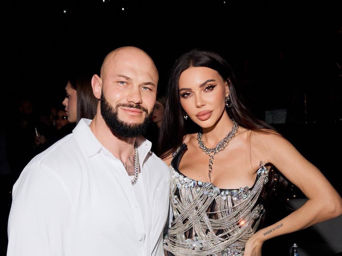 Джиган попытается отменить брачный договор с Самойловой его адвокат заявил что документ мог быть оформлен нечестно Юрист утверждает что Джиган подписал договор в сложный период во время лечения от зависимостей и под давлением обстоятельств Поэтому сейчас он намерен через суд доказать что условия соглашения нарушают его права и несправедливы Напомню Оксана Самойлова добилась чтобы Джиган подписал брачный контракт сразу после лечения в рехабе утверждают СМИ В 2020 году на фоне кризиса в отношениях после рождения сына рэпер ушёл в длительный загул и друзья отправили его на реабилитацию где он принимал препараты влияющие на психоэмоциональное состояние По данным журналистов спустя примерно 10 дней Самойлова приехала в клинику объявила о разводе и согласилась сохранить брак лишь при условии подписания договора включавшего имущество пары и недвижимость артиста