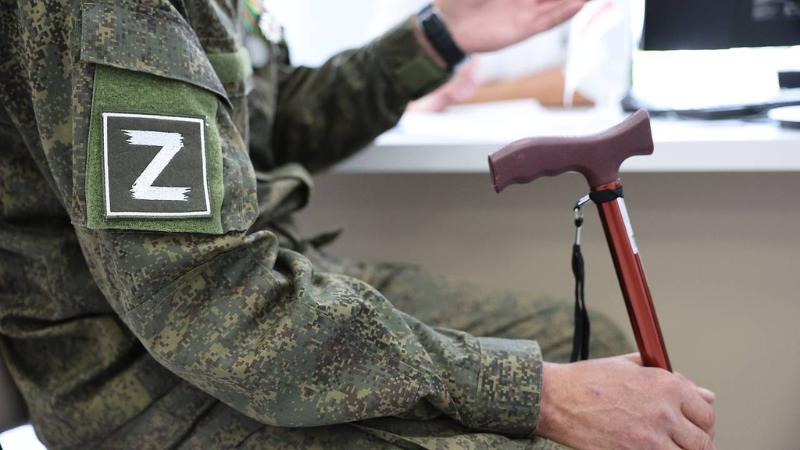 На фоне СВО в России появится словарь по общению с инвалидами Толковый словарь этичных и неэтичных слов которые рекомендуется употреблять по отношению к людям с инвалидностью молодым родителям представителям старшего поколения людям иной культуры языка и национальности появится в России Документ подготовили Форум Доноров благотворительные организации и Центр толерантности Еврейского музея в Москве Глоссарий при широком внедрении повысит продуктивность работников но этот процесс должен сопровождаться обучением его грамотному использованию А решение о применении словаря в той или иной компании должно приниматься единогласно сотрудниками и работодателями считают опрошенные Известиями эксперты   telegra ph Na fone SVO v Rossii poyavitsya slovar po obshcheniyu s invalidami 09 30