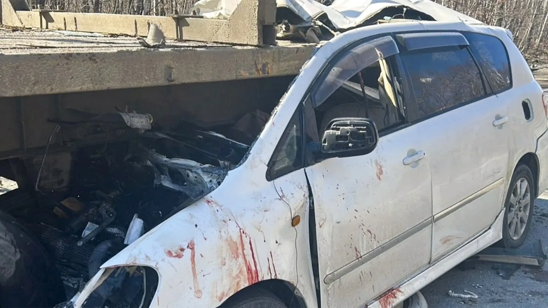 В ДТП на трассе Комсомольск Хабаровск погибли два человека Краевая Госавтоинспекция озвучила подробности вчерашнего ДТП на серпантине хабаровской трассы В нём погибли два человека и один пострадал В 3 10 водитель Тойоты Ипсум двигаясь со стороны Хабаровска в сторону Комсомольска врезался в попутный КрАЗ с неисправными задними световыми приборами На месте погибли водитель Ипсума 1983 г р и его пассажирка 1963 г р ещё одна пассажирка женщина 1988 г р с травмами различной степени тяжести доставлена в медицинское учреждение Водитель Краза предсказуемо не пострадал Komcity в Телеграм и Max