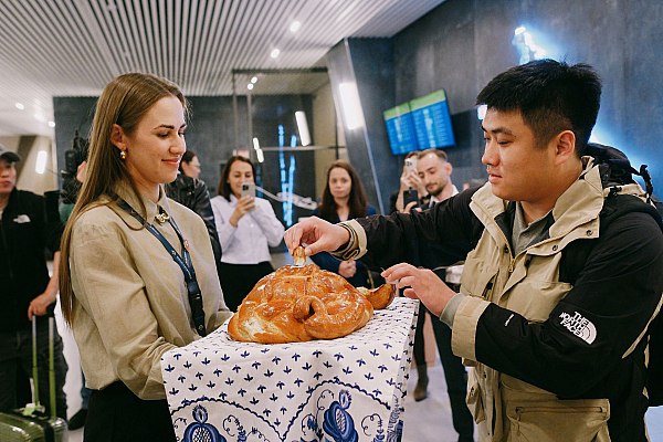 Ознакомительный тур для бизнес-представителей из Китая стартовал в аэровокзале «Южно-Сахалинск» Ознакомительный тур для бизнес-представителей из Китая стартовал в аэровокзале «Южно-Сахалинск». Главная воздушная гавань региона приняла делегатов крупнейших аэропортов, авиакомпаний, туристических фирм и СМИ Поднебесной. 10 экспертов прилетели на остров, чтобы лично убедиться в его привлекательности для иностранных путешественников. Об этом сообщает AVIA.RU. Одной из точек экскурсионного маршрута станет аэровокзал «Южно-Сахалинск». Его сотрудники раскроют закулисный мир воздушной гавани. Всего за час гости из Китая убедятся в технологичности терминала, погрузятся в производственные процессы и оценят слаженность работы аэровокзальных служб. Эта встреча поможет продвинуть регион не только в качестве привлекательного места для гастрономического или природного туризма, но и промышленного. aviaru.net/n283810