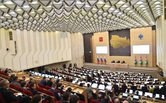 Приняты поправки в бюджет Новосибирской области Первые в 2026 году изменения в бюджете Новосибирской области приняты депутатами региона единогласно сразу в двух чтениях В сессии Заксобрания принял участие губернатор Андрей Травников Глава региона подчеркнул что за годы совместной работы с Законодательным собранием правительство Новосибирской области чётко определило приоритеты вносимые в бюджет весной Во первых это обеспечение финансированием завершения всех начатых работ и объектов исходя из принципа всё что мы начинаем как бы ни было сложно и в любых условиях мы обязаны завершить Во вторых это максимальное участие Новосибирской области во всех федеральных программах и национальных проектах в выполнении Указов президента России и выделение для этого ресурсов на софинансирование на разработку проектной документации для оформления последующих заявок и вхождения в федеральные проекты И ещё один обязательный сезонный вопрос это обеспечение наших муниципалитетов в работе по подготовке к очередному отопительному сезону отметил Андрей Травников Подробнее по ссылке