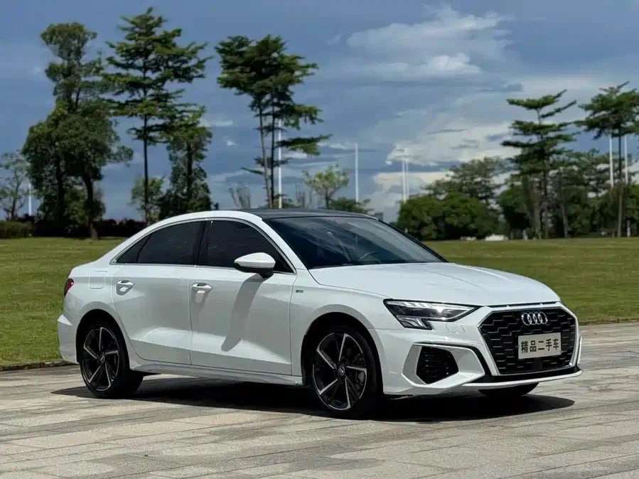 Не попавшие под утильсбор б у иномарки выросли в цене на 15 Подержанные иномарки мощностью до 160 л с не попавшие под утильсбор подорожали на 15 на фоне ажиотажного спроса У покупателей особенно востребованы автомобили немецких корейских и японских брендов с моторами мощностью до 160 л с среди которых VW Golf Audi A3 BMW X1 и другие модели В ответ на выросший спрос китайские продавцы повысили цены К примеру если трехлетняя Audi A3 до 160 л с стоила в сентябре 2025 года 125 130 тыс юаней 1 37 1 43 млн рублей по курсу то сейчас за нее просят уже 140 150 тыс юаней 1 54 1 65 млн Audi Q3 с мотором 1 4 л 150 л с осенью стоила 154 тыс юаней 1 69 млн рублей а сейчас 168 тыс 1 84 млн В КНР из за повышенного спроса цены выросли в среднем на 15 25 тыс юаней 164 7 274 5 тыс рублей что составляет 10 15 от цены в сентябре октябре прошлого года Привезти под ключ автомобиль стало дороже на 150 160 тыс рублей