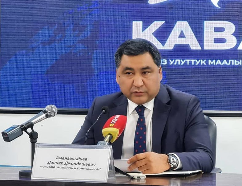 Кыргызстан планирует построить АЭС по примеру Казахстана и Узбекистана Первый вице-премьер Кыргызстана Данияр Амангельдиев сообщил о возможном строительстве атомной электростанции в стране. Он отметил, что проект сложный: требуется подходящая инфраструктура, детальные изыскания с учетом рельефа и сейсмоопасности региона. Амангельдиев подчеркнул, что Россия имеет опыт в этой сфере, и в будущем атомная энергетика может сыграть ключевую роль в обеспечении энергетической безопасности Кыргызстана. Сегодня страна полностью использует "зеленую" энергию - в основном гидроэнергетику. Но, по его словам, для стабильности необходим постоянный источник, и атом может быть решением. Власти уже активно сотрудничают с "Росатомом": изучают возможные площадки, оценивают мощность, безопасность станции и готовят квалифицированные кадры. Также ведется совместная работа в области ядерной медицины, "Росатом" предоставляет квоты для обучения кыргызских студентов.