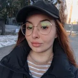 В Екатеринбурге задержали еще одну активистку Яблока Силовики задержали Елизавету Кабак бывшую активистку и члена УИК 1702 от партии Яблоко По нашим данным она может находиться в отделе полиции 1 вместе с ранее задержанными председателем регионального отделения Максимом Петлиным и активистом Егором Ткаченко Адвокатов к задержанным до сих пор не пустили В случае с Елизаветой ситуация осложнена как член УИК она не может быть задержана надолго без решения прокурора Всех троих подозревают в организации вечеров писем политзаключенным Поводом для оперативных мероприятий стали акции на которых писали письма политзаключенным в их числе якобы были люди осужденные по террористическим статьям В мае прошлого года их уже задерживали из за на вечере писем но тогда отпустили после допроса