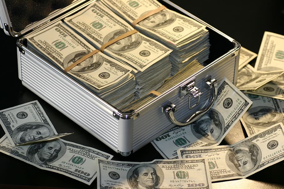 НБУ: Украине требуется по $3 млрд в месяц для продолжения конфликта с РФ Украинская экономика испытывает острую зависимость от внешней финансовой помощи. Ежемесячно стране необходимо около $3 млрд лишь на покрытие текущих бюджетных обязательств без учета военной поддержки. Об этом свидетельствуют материалы Национального банка Украины. Согласно представленным данным, реальный объем помощи со стороны союзников варьировался в первой половине 2025 года от $1,7 до $4 млрд в месяц. Особенно тяжелой оказалась ситуация в феврале, когда Киев вовсе не получил внешнего финансирования, и правительство было вынуждено израсходовать около $3 млрд из золотовалютных резервов. Только финансовая помощь Украине обходится международным донорам примерно в $36 млрд в год. Аналогичная сумма, по оценкам, тратится на поставки вооружений, военной техники, снарядов и экипировки. Южная служба новостей