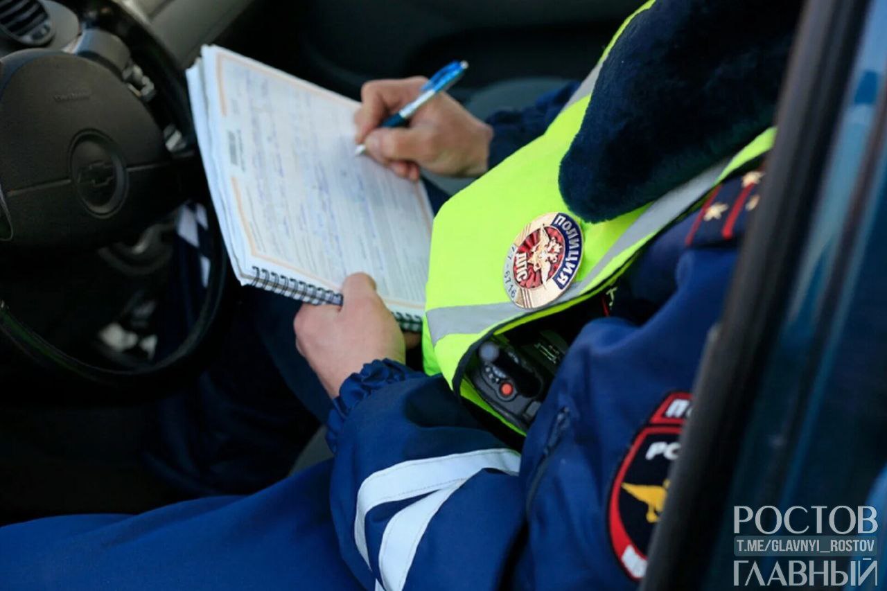 Водителей будут сажать на 15 суток или штрафовать на 4 000 за отказ снять обложку с водительских прав и передать документ инспектору для проверки glavnyi rostov Присылайте ваши фото видео новости мне в лс glavnyi admin  РГ в МАХ