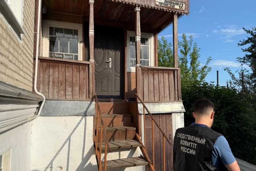  В Мичуринском округе 73-летнюю пенсионерку нашли мёртвой Тамбовские правоохранители задержали подозреваемого в убийстве пенсионерки. Тело 73-летней женщины было обнаружено в доме по улице Садовый проезд в посёлке Сельхозтехника Мичуринского округа. По данному факту следователи возбудили уголовное дело по части 1 статьи 105 УК РФ убийство . В кратчайшие сроки правоохранители задержали подозреваемого. Им оказался 42-летний родственник погибшей женщины. По данным следствия, утром 13 июня 2025 года между подозреваемым и пенсионеркой произошёл конфликт. Женщина отказалась давать родственнику деньги в долг. Тогда злоумышленник нанёс ей несколько ударов топором. От полученных ранений пенсионерка сразу скончалась. В ближайшее время суд рассмотрит ходатайство следствия об избрании подозреваемому меры пресечения. Следователи продолжают устанавливать все обстоятельства произошедшего. СУ СК РФ по Тамбовской области ИА "Онлайн Тамбов.ру" Прислать новость