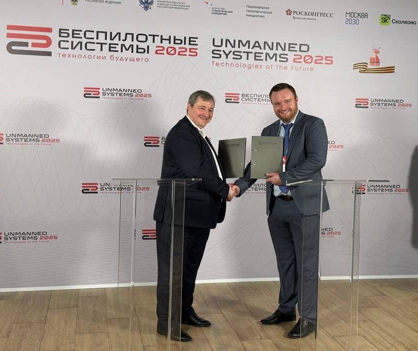 Новым партнером Долины стала АНО «ЦБСТ»   Делегация Аэрокосмической долины продолжает активно и результативно работать на полях «Архипелага-2025». Очередной день участия в интенсиве принес партнерское соглашение с АНО «Центр беспилотных систем и технологий». Генеральный директор ИНТЦ «АКИД» Павел Новицкий и генеральный директор «ЦБСТ» Дмитрий Рубинштейн подписали документ на полях Международного форума «Беспилотные системы: технологии будущего».   Соглашение подразумевает совместное развитие проектов в области беспилотных авиационных систем, а также кросс-взаимодействие резидентов Долины и ЦБСТ между собой с целью наиболее эффективного технологического развития.   АНО «ЦБСТ» - экспертный центр, созданный в 2024 году для развития российских высокотехнологичных проектов. Организация объединяет научные и инженерные команды, финансовые и государственные структуры в прорывные проекты, которые повышают обороноспособность страны и одновременно способствуют развитию высоких технологий в России.