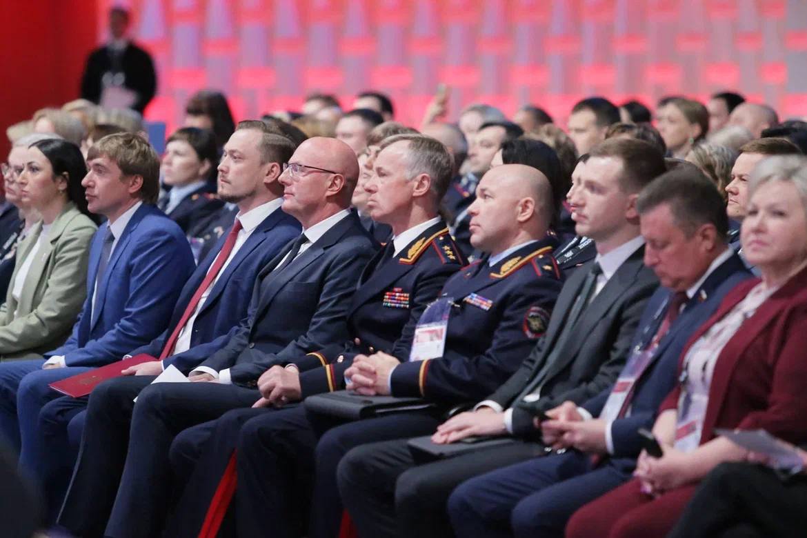 Пленарное заседание Всероссийского семинара-совещания по актуальным вопросам профилактики подростковой преступности В Национальном центре «Россия» первый заместитель Министра внутренних дел Российской Федерации генерал-полковник полиции Александр Горовой совместно с Заместителем Председателя Правительства Российской Федерации – Председателем Правительственной комиссии по делам несовершеннолетних и защите их прав Дмитрием Чернышенко открыл пленарное заседание Всероссийского семинара-совещания по актуальным вопросам профилактики подростковой преступности. В ходе торжественного мероприятия состоялась церемония награждения. Благодарственные письма от имени Заместителя Председателя Правительства Российской Федерации Дмитрия Чернышенко и руководителей федеральных органов исполнительной власти получили особо отличившиеся руководители подразделений по делам несовершеннолетних и центров временного содержания для несовершеннолетних правонарушителей территориальных органов МВД России. Среди награждаемых - заместитель начальника отдела организации деятельности УУП и ПДН подполковник полиции Эльдар Махов. Ему вручена благодарность первого заместителя Администрации Президента Российской Федерации Сергея Кириенко. «За большой личный вклад в реализации государственной политики в сфере воспитания подрастающего поколения», - написано в благодарности. Подробнее на #МВДМЕДИА