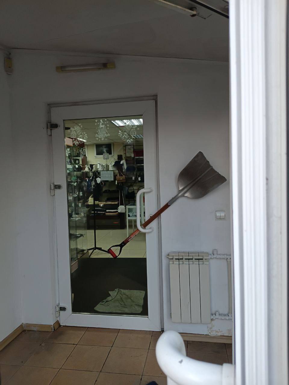 Подростки напали на продавца в магазине на Бестужева Двое хулиганов с палками ворвались в обувной магазин на улице Бестужева 15а Подростки начали громить помещение и напали на женщину продавца Уходя они заперли пострадавшую внутри подперев дверь снеговой лопатой Женщину освободил охранник В травмпункте у неё диагностировали перелом пальца Местные жители сообщают что эти подростки регулярно устраивают беспорядки в районе Пострадавшая уже написала заявление в полицию Правоохранительные органы устанавливают личности нападавших Deitaru