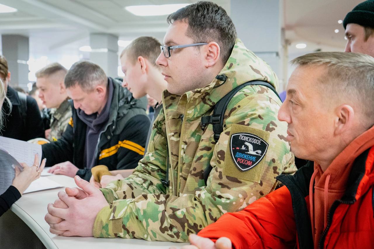 В Ханты-Мансийске стартовал Слёт актива региональных отделений Поискового движения России!   Мероприятие собрало более 200 участников из шести регионов: Челябинской, Свердловской, Курганской и Тюменской областей, а также Ямало-Ненецкого и Ханты-Мансийского автономных округов.   В течение четырёх дней запланированы лекции, выставки, экскурсии и фестиваль агитационных бригад. Каждый участник сможет не только поделиться своим опытом, но и узнать о новых подходах в поисковой деятельности и сохранении исторической памяти.  Организаторами мероприятия выступают Департамент молодежной политики, гражданских инициатив и внешних связей Ханты-Мансийского автономного округа – Югры, ООД «Поисковое движение России», РОО «Союз поисковых формирований «Долг и Память Югры» при поддержке Фонда президентских грантов в рамках реализации проекта «О ПОБЕДЕ – ВМЕСТЕ!».