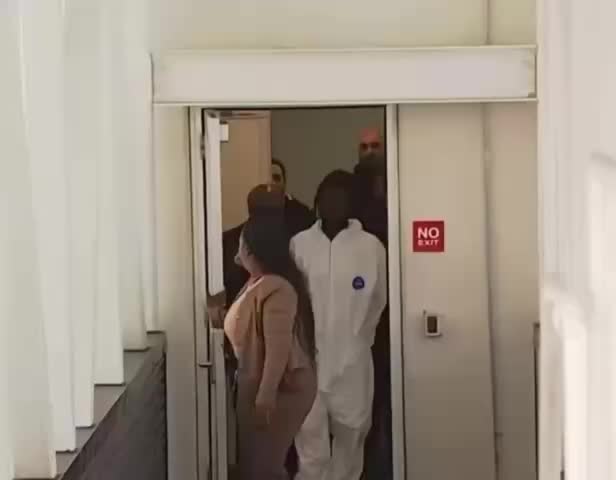 Стивен Риверс, обвиняемый в изнасиловании, совершил домогательства к детективу во время этапирования