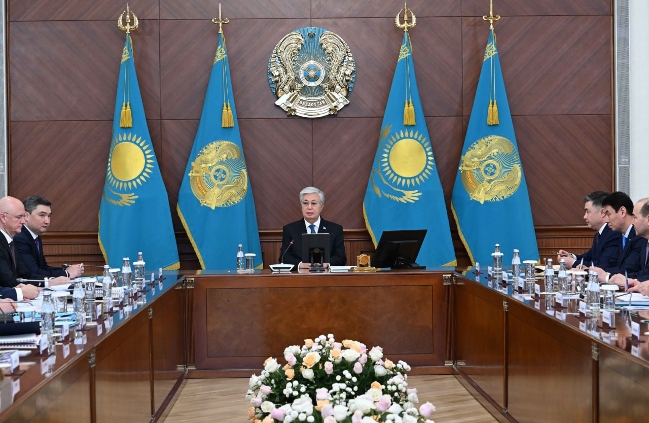 В Казахстане госслужащим прописали чтение Президент Токаев на расширенном заседании Правительства сделал неожиданное но логичное замечание чиновникам стоит больше читать Поводом стало то что некоторые члены правительства по его словам не слишком внимательно ознакомились с его интервью и выступлением на Национальном курултае Ситуация почти анекдотическая тексты написаны смыслы разложены сигналы расставлены но до адресата они доходят выборочно Видимо эпоха коротких постов и бесконечной ленты влияет даже на тех кто обязан работать с документами а не с заголовками Президент аккуратно напомнил что интернет конечно меняет привычки восприятия но для госслужбы это не оправдание Если управленец не осиливает длинный текст возникает вопрос как он осиливает длинную стратегию Отдельный акцент на когнитивных способностях Без регулярного чтения предупредил Токаев их можно утратить к пенсионному возрасту В переводе с дипломатического государственное управление это не формат коротко и по мемам Похоже в ближайшее время главным KPI для части чиновников станет не только исполнение поручений но и умение дочитать их до конца Подпишись на Русскую Евразию