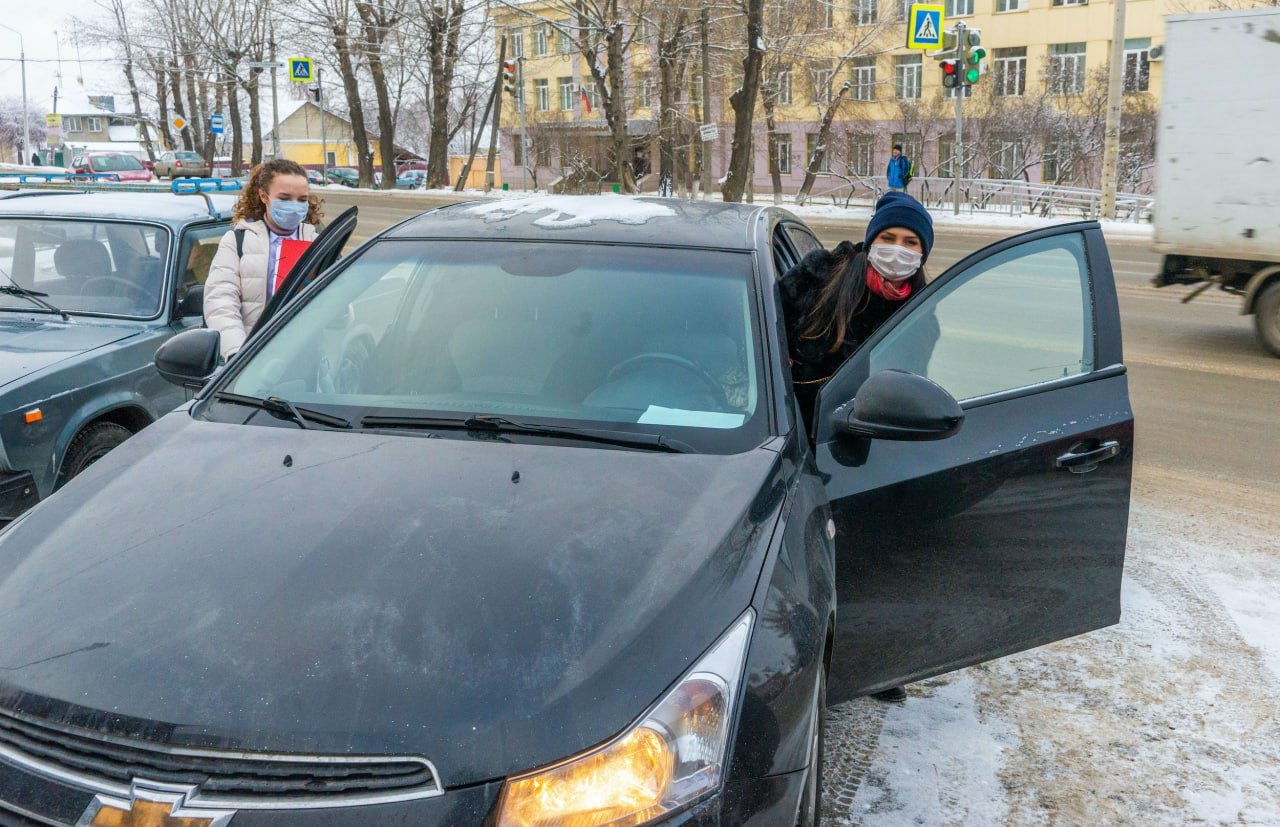 Жители Челябинска назвали самый выгодный месяц для покупки автомобиля  В среднем челябинцы в качестве месяца, в котором планируют покупать новый для них автомобиль, называют июнь.  В первую очередь это связано с выплатами различных премий. Именно такой ответ указывали 35% участников опроса, проведенного крупным порталом по размещению объявлений.  При этом треть опрошенных планируют купить автомобиль с пробегом, а 33% новое авто. Мужчины чаще, чем женщины рассматривают для приобретения именно новое транспортное средство, 22% против 19%.  Большинство из тех кто рассматривает вариант с покупкой автомобиля, называют сумму для подобного приобретения до 1 млн рублей, таких оказалось 36%.  На втором месте по популярности был ценник от 2 до 3 млн рублей – 30%. «Бронза»,  с количеством 24% респондентов, оказалась у цены 1 -2 миллиона рублей.  Справедливости ради, нужно отметить, что были ответы и с более высокими ценами, но количество респондентов не превысило 8%, а например, сумму от 4 до 5 млн рублей, готовы потратить на покупку авто лишь 3% опрошенных челябинцев.  Ранее мы рассказывали, о том что на Южном Урале повысился интерес к авто с пробегом дороже 1,5 млн рублей.