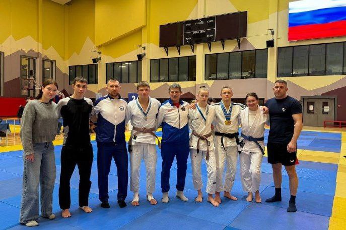 На чемпионате России по джиу джитсу в Санкт Петербурге спортсмены Новгородской области завоевали девять медалей Новгородцы завоевали три золота четыре серебра и две бронзы Четверо наших борцов выступали в двух разделах борьба в спортивной форме без традиционного кимоно NO GI и борьба лежа не ваза Среди девушек в весовой категории 57 кг Дана Браткова завоевала золото и серебро Такой же результат показал и Смыслов Тимофей в весовой категории 77 кг Сафонов Владислав поднимался на пьедестал почета три раза второе и третье места в указанных дисциплинах и первое место в абсолютной весовой категории Руслан Самсонов боролся в весовой категории 94 кг и завоевал бронзу в разделе NO GI Тренируются спортсмены под руководством тренера Антона Федорова Также отличился Иван Шубин выступавший в разделе бои Он стал серебряным призёром в весовой категории 62 кг Тренеры Игорь Яросвет и Сергей Эрвиц Все спортсмены тренируются ребята в клубе Искра Новгородского молодежного центра