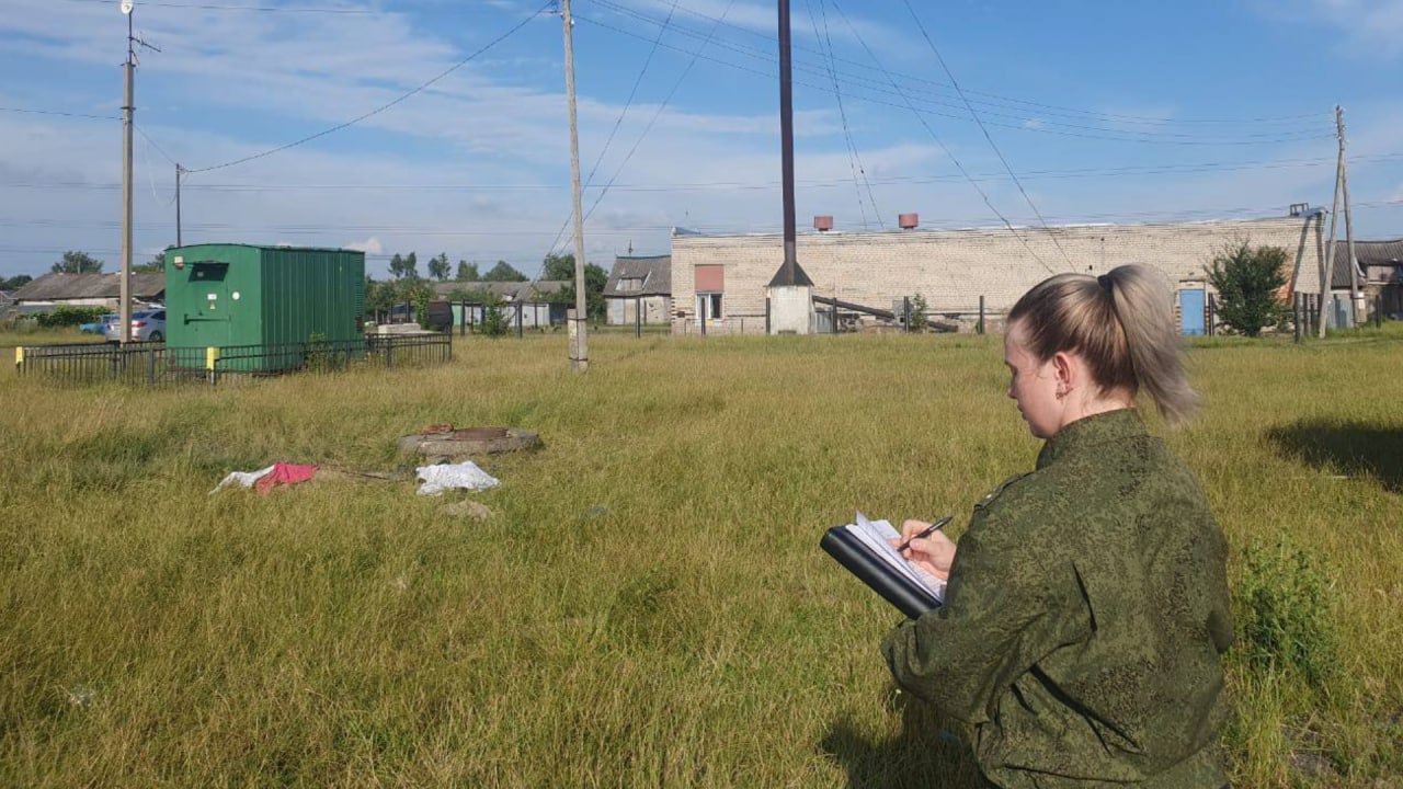 В Балтийском городском округе погибли рабочие коммунальной организации. Сегодня, 15 июля, в правоохранительные органы поступило сообщение о гибели двух рабочих коммунальной организации в поселке Дивное Балтийского городского округа. По предварительным данным, трое работников муниципального предприятия во время производства работ по очистке коллектора отравились канализационными газами. В результате двое мужчин погибли на месте происшествия, третий пострадавший госпитализирован в больницу, где ему оказывается медицинская помощь. В настоящее время следователи регионального управления СКР производят осмотр места происшествия. Выполняется полный комплекс проверочных мероприятий, направленных на установление всех обстоятельств произошедшего. Ход доследственной проверки контролируется лично и.о. руководителя СУ СК России по Калининградской области Дмитрием Канонеровым. Источник: СУ СК России по Калининградской области