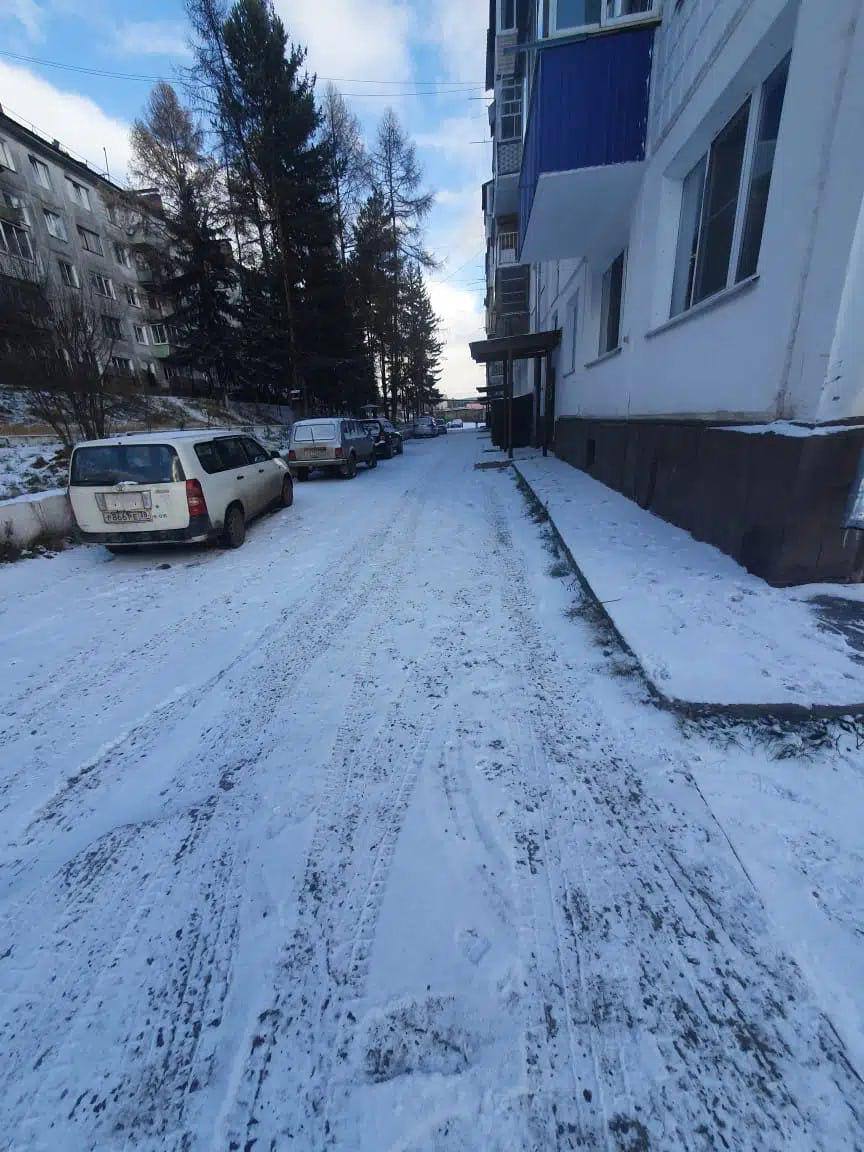  Двор замглавы города Усть-Кута Иркустской области благоустроят за 20 миллионов рублей, что в 10 раз дороже благоустройства остальных дворов города Администрация города Усть-Кута выделила управляющей компании «Ленабамстрой» субсидию в 19,9 млн руб. на благоустройство двора дома на Льва Толстого, 51, говорится в протоколе на сайте мэрии. На аналогичные работы в других дворах города из бюджета выделяли по 2-3 миллиона рублей. В этом доме живет заммэра Усть-Кута по экономике Оксана Саврасова. В 2017 году журналисты выяснили, что чиновница оплачивала невыполненные работы подрядчикам по переселению из ветхого жилья. Саврасова уволилась, но в 2021 году вернулась на ту же должность. Благоустройством двора Саврасовой займется компания «Ленабамстрой», ставшая единственным участников конкурса. Эта фирма связана с бывшим мэром Усть-Кута Александром Душиным. В январе этого года, Душина приговорили к 10 года колонии за превышение полномочий, получение взятки и избиение подчиненного. Подписаться Прислать новость