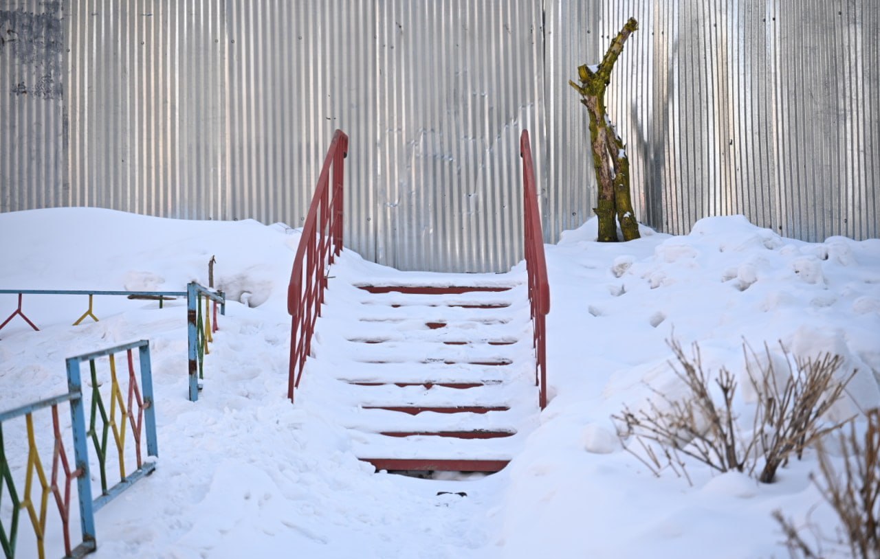 Обещание не сдержали прохода к остановке лишились хабаровчане после строительства ТЦ Жители дома 21 на улице Волочаевской остались без сквозного прохода к остановке Школа 19 Раньше со стороны двора к дороге вели лестница и тротуар через территорию муниципального торгового центра но потом на месте старого ТЦ начали строить новый а путь пешеходам заблокировал забор В мэрии изначально обещали что после окончания работ люди снова смогут ходить привычным маршрутом однако ограждение в итоге никто не убрал