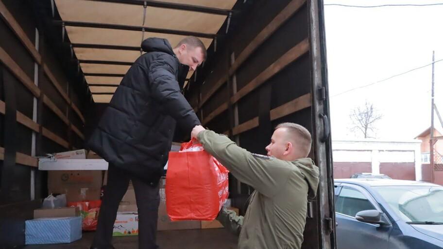 Свыше 30 соцучреждений Херсонской области получили в 2025 году гумпомощь от Рязани Более 30 социальных учреждений из подшефных муниципалитетов Херсонской области получили в 2025 году гуманитарную помощь из Рязанской области сообщили в пресс службе министерства территориальной политики Рязанской области Поставками гуманитарной помощи охватили более 30 социальных учреждений в подшефных муниципалитетах Помощь была направлена в детсады школы больницы социальные центры учреждения культуры а также в администрации округов Также было несколько поставок стройматериалов в Каховский и Новокаховский округа для восстановления жилья после обстрелов со стороны ВСУ В Чаплинском Великолепетихском Верхнерогачикском Геническом Каховском округах оказывается адресная помощь малоимущим и многодетным семьям рассказали в пресс службе ℹ Рязанская область шефствует над Великолепетихским Верхнерогачикским Горностаевским Новокаховским Каховским и Чаплинским округами Херсонской области Помощь также оказывается Геническому и Новотроицкому округам