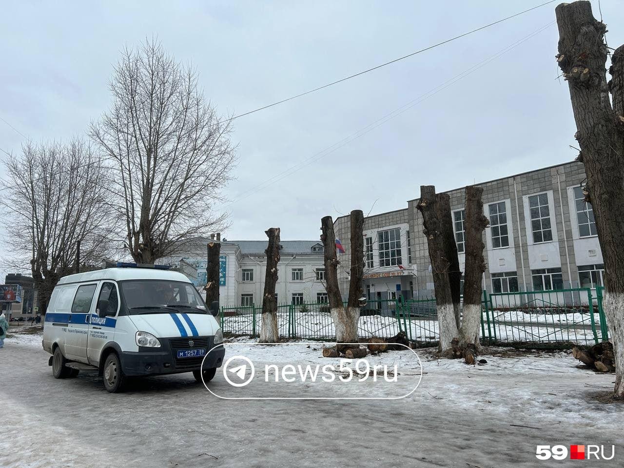 В одном из телеграм-каналов неизвестный угрожал «взорвать» несколько школ Перми. Автор обещал, что теракты будут 23 и 25 ноября. Мы спросили в Минтербезе, задержан ли автор канала и не планируют ли отменить занятия в школах из-за угроз о нападении 25 ноября  Как сообщил замминистра тербезопасности Прикамья Альберт Марданов, полиция проводит оперативные мероприятия, чтобы установить личность автора телеграмм-канала, а завтра пермские школы будут работать в штатном режиме.  — Во всех школах на должном уровне работает охрана и ведется антитеррористическая работа. Мы не можем закрывать школы после угроз каждого фанатика, — отметил собеседник. — Эти умалишенные хотят запугать — это и есть их цель. Ни для кого не секрет, что к указанной деятельности причастны Запад и Украина, создаются телеграмм-каналы, также причастные лица занимаются телефонным мошенничеством. Информацию о школах они берут из открытого доступа. Но им следует помнить, что за такое преступление предусмотрена самая жесткая ответственность