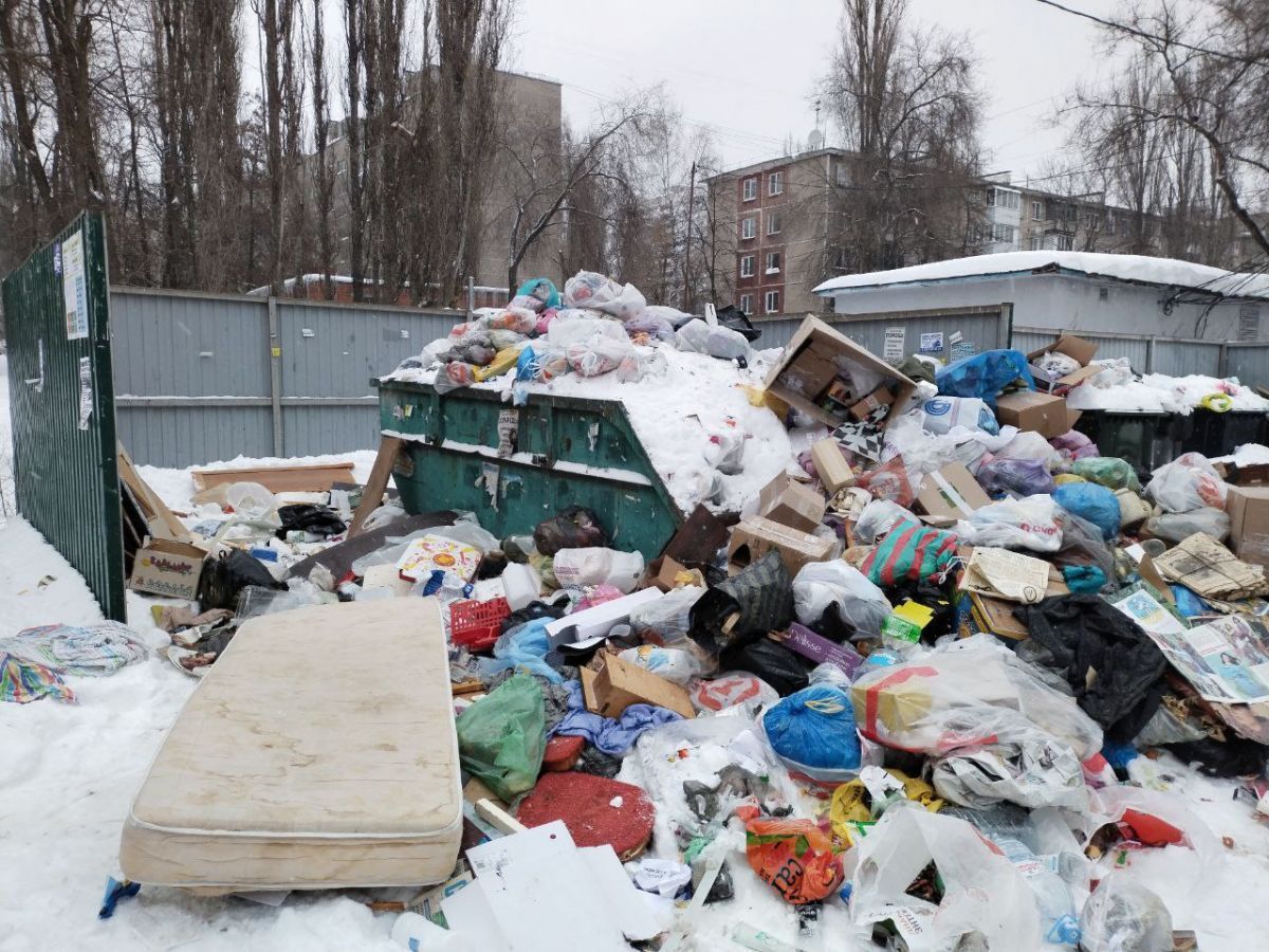 Чиновники предложили жаловаться на мусор не им, а полицейским     Реагируя на жалобы орловцев о неубранном мусоре, региональный департамент надзорной и контрольной деятельности опубликовал обращение, в котором напомнил о том, что чиновники не обладают полномочиями для возбуждения административных дел по таким фактам. Зато такие полномочия есть у полиции, напомнили чиновники.  ↗  Прислать новость   Подписаться