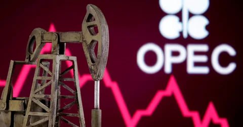 По словам трех делегатов ожидается что ОПЕК будет придерживаться запланированной приостановки добычи на встрече в эти выходные на фоне растущих признаков глобального переизбытка нефти Ключевые участники во главе с Саудовской Аравией и Россией проведут ежемесячную видеоконференцию 4 января чтобы обсудить решение принятое еще в ноябре о приостановке дальнейшего увеличения поставок в первом квартале после быстрого возобновления производства в начале этого года jkinvest news jkinvest