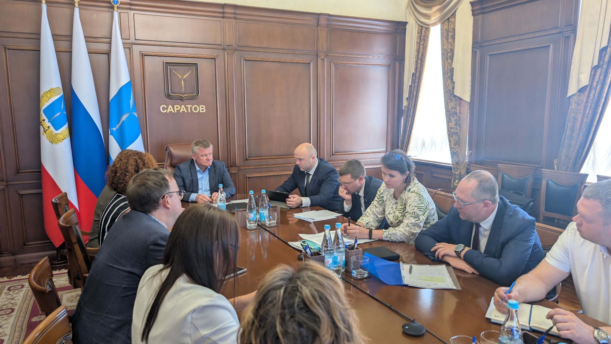 Каждую субботу подводим итоги работы по освобождению городских территорий от незаконных конструкций С начала августа в городе было демонтировано 65 незаконных объектов За этот же период выявлено 253 новых гаражи и торговые точки работа по их демонтажу будет организована в соответствии с установленными процедурами Всего с начала года городские улицы стали свободнее от 1190 подобных конструкций Помимо демонтажа ведется системная работа с действующими договорами на размещение торговых объектов Так за последнее время Комитет по управлению имуществом города принял 33 решения об отказе в продлении договоров на размещение летних кафе Основными причинами для этого послужили несвоевременная оплата по договорам и несоответствие объектов правилам благоустройства города Кроме того владельцам еще 28 торговых точек были направлены официальные предупреждения о необходимости устранить выявленные нарушения условий договоров В случае неисполнения требований договоры с такими предпринимателями также могут быть расторгнуты Наша задача поддерживать порядок на улицах Саратова Незаконные торговые точки часто становятся местом для серых схем сотрудники не трудоустроены официально продукты продаются без медицинских книжек а налоги не уплачиваются Мы продолжим создавать условия для ведения честного и прозрачного бизнеса Кроме того районным администрациям поручено усилить контроль за уже существующими легальными объектами в части благоустройства прилегающей территории