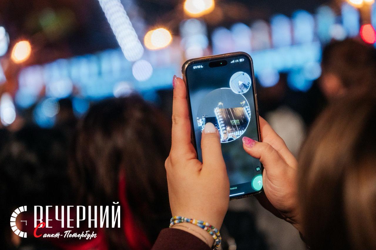 Дворцовый мост разведут под музыку Чайковского В предстоящие выходные, в ночь с 11 на 12 и с 12 на 13 июля, в рамках проекта «Поющие мосты» Дворцовый мост будет разведен под фрагменты музыкальных произведений Петра Ильича Чайковского. Трек-лист посвящен году 185-летия великого композитора. Петербуржцы и гости города смогут услышать фрагмент знаменитой «Симфонии №4» в исполнении симфонического оркестра, а также отрывок одной из пьес фортепианного цикла «Времена года» — «Июль». Традиционно перед разводкой Дворцового моста прозвучит «Гимн Великому городу» Рейнгольда Глиэра. Звуковое шоу «Поющие мосты» проводится изданием «Петербургский дневник» при поддержке Комитета по печати и взаимодействию со СМИ с 2016 года. Во время шоу петербуржцы и гости города могут услышать музыку петербургских и ленинградских композиторов в симфоническом исполнении. С момента создания «Поющих мостов» шоу посетили уже более 20 млн человек. В 2023 году проект вошёл в топ-25 Единого календаря событий Комитета по развитию туризма. В прошлом сезоне Дворцовый мост «пел» 46 ночей, а зрители увидели 24 лазерные проекции и услышали более 500 минут классической музыки, с акцентом на произведения русских и советских композиторов, таких как Мусоргский, Чайковский, Глинка, Шостакович и Петров. Фото: Дмитрий Сермяжко Вечерний Санкт-Петербург