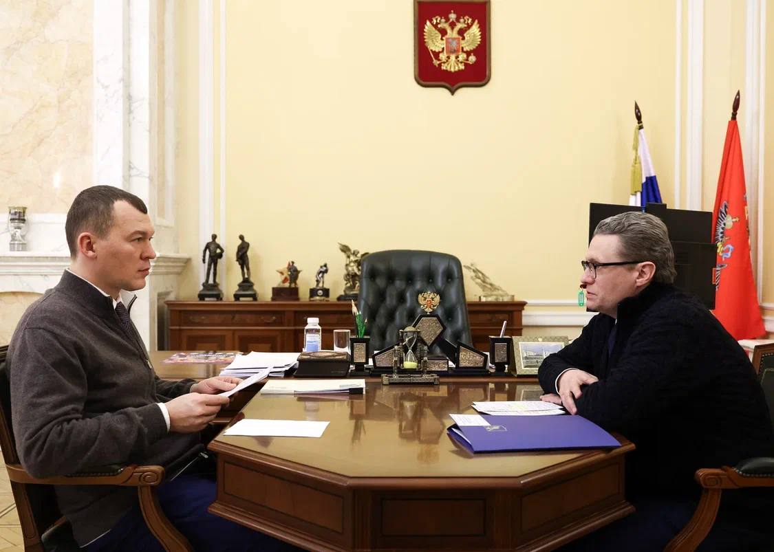 Губернатор Вологодской области Георгий Филимонов обсудил строительство новых объектов с министром спорта России Михаилом Дегтяревым В регионе идет масштабная и системная работа по строительству и реконструкции объектов спортивной инфраструктуры отметил Михаил Дегтярев Так в Вологде идёт подготовка к строительству большого бассейна с 50 метровыми дорожками заключение Госэкспертизы по проекту получат в августе а само строительство пройдет в 2027 2029 гг Обсуждали и вопрос строительства крытого легкоатлетического манежа в Вологде Также планируется создать современную лыжероллерную трассу в Вологде на стадионе Локомотив для круглогодичных тренировок спортсменов Минспорта РФ поддержал планы возведения объектов и в округах региона площадки ГТО в Верховажье трех умных ФОКОТов в Череповецком Вологодском округах и в Шексне ФОКа в Соколе При поддержке Минспорта планируется капремонт в ФОКе в деревне Прогресс и возведение двух модульных ФОКов для единоборств