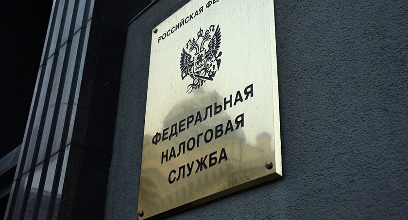 Сбер и Федеральная налоговая служба ФНС России планируют использовать цифровую платформу с технологиями искусственного интеллекта, чтобы улучшить взаимодействие с гражданами и организациями - cоответствующее соглашение было подписано на площадке конференции ЦИПР-2025. "В рамках сотрудничества стороны планируют совершенствовать качество предоставления государственных услуг гражданам и организациям, оптимизировать взаимодействие органов государственной власти и общества на цифровой платформе с использованием искусственного интеллекта, а также развивать совместный IТ-ландшафт" - сообщает Сбер. По словам заместителя руководителя ФНС России Андрея Бударина, технологическое партнерство также открывает и многие другие перспективы, которые могут сократить финансовые и временные издержки всех сторон.