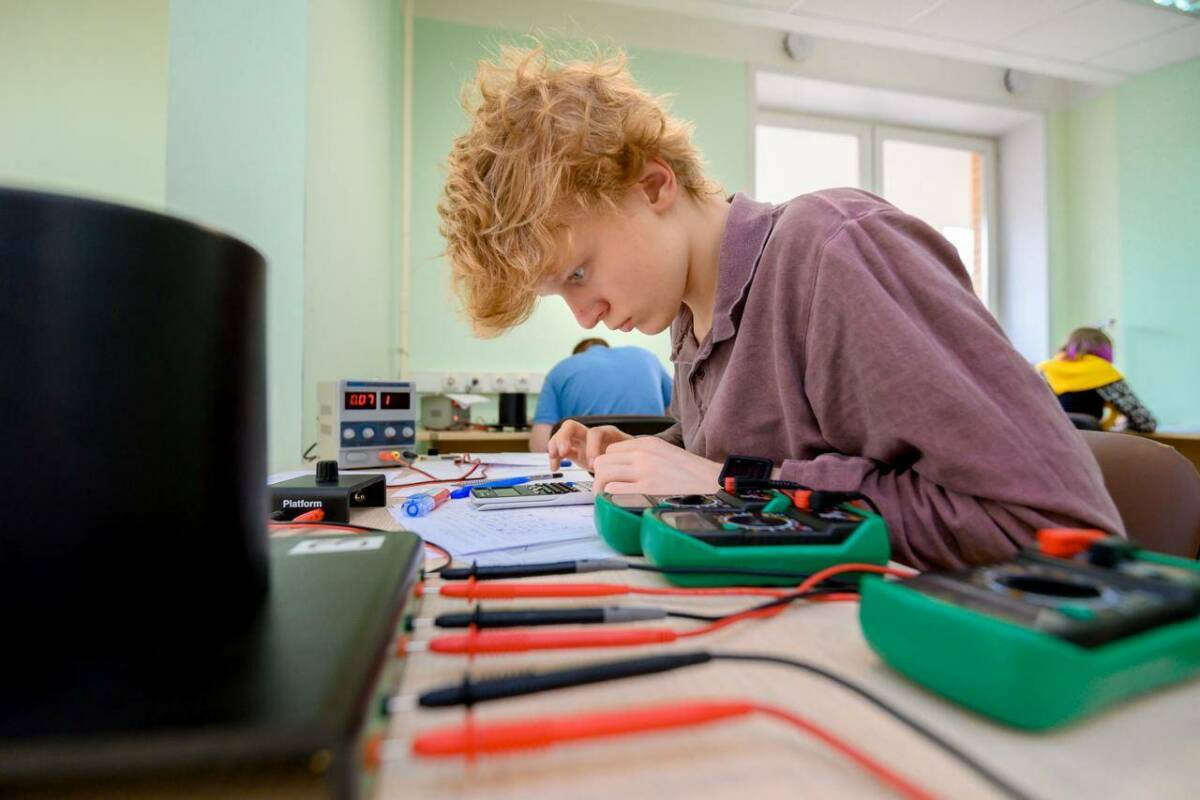 Инженерные специальности в вузах возглавили список самых востребованных у абитуриентов Заявления в вузы подали более 1,3 млн абитуриентов, причем свыше половины воспользовались суперсервисом «Поступление в вуз онлайн». Три из пяти наиболее популярных направлений у поступающих относятся к инженерной сфере. Об этом сообщил вице-премьер РФ Дмитрий Чернышенко, его слова приводит Телеграм-канал Правительства РФ. Чернышенко отметил, что это особенно важно в контексте поставленной Президентом РФ Владимиром Путиным задачи – к 2030 году страна должна подготовить не менее двух миллионов специалистов-инженеров, которые будут двигать технологическое развитие России. Также вице-премьер отметил, что 67% абитуриентов сделали выбор в пользу региональных вузов, а не только московских или петербургских. По его словам, сервис онлайн-поступления открыл для абитуриентов новые горизонты и расширил представление о доступных возможностях. Глава Минобрнауки РФ Валерий Фальков пояснил, что с помощью цифрового сервиса многие абитуриенты открыли для себя университеты в других субъектах страны. По данным «Поступления в вуз онлайн», в число регионов-лидеров по количеству поданных заявлений, помимо Москвы и Санкт-Петербурга, вошли Республика Татарстан, а также Свердловская и Новосибирская области. Министр просвещения РФ Сергей Кравцов сообщил об увеличении интереса к педагогическим специальностям. По данным на 28 июля, общее количество заявлений в педагогические вузы превысило 514 тысяч, из которых более 471 тысячи приходится на программы бакалавриата и специалитета. Это на 25% больше по сравнению с прошлым годом, подчеркнул он. Фото: Телеграм-канал Правительства России