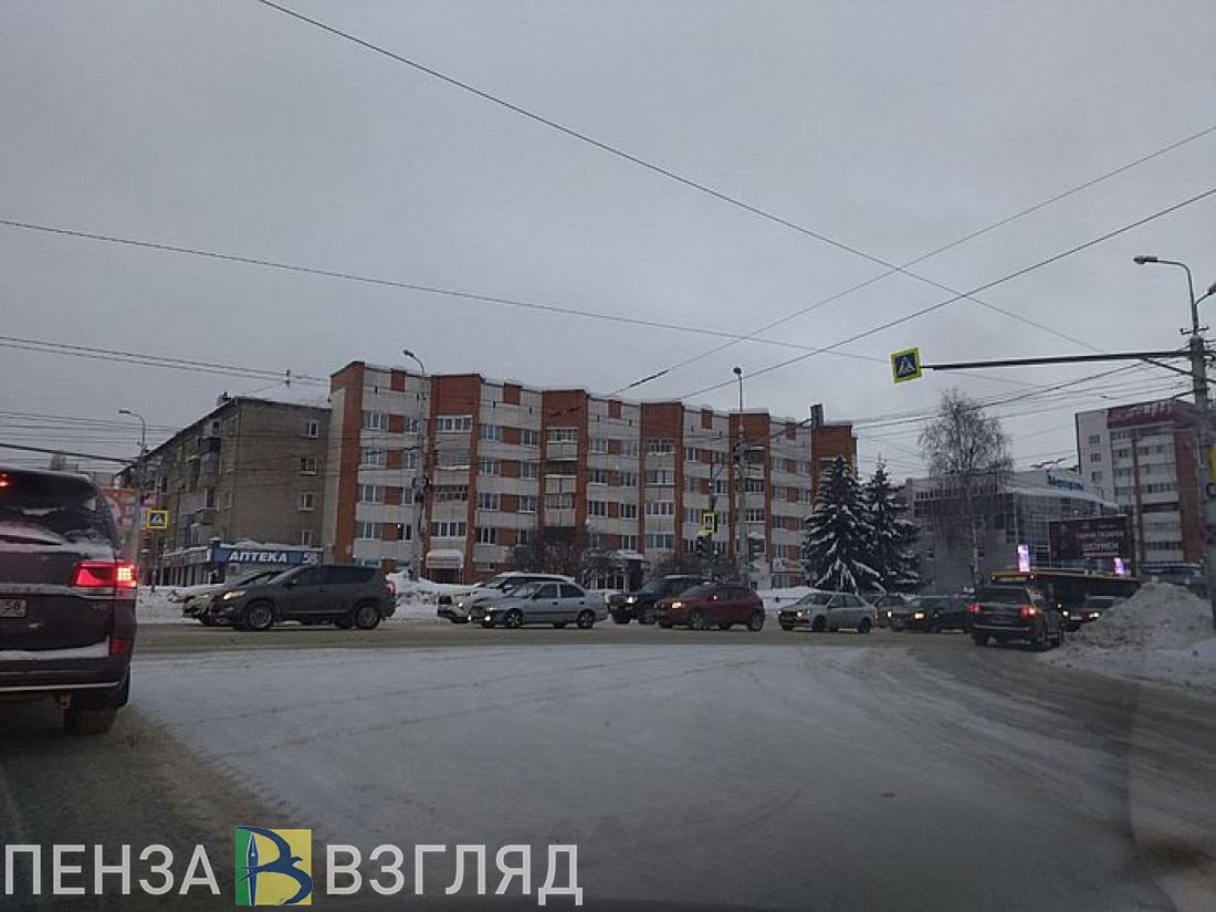 Названа причина отключения светофоров на перекрестке Суворова и Кулакова в Пензе В УЖКХ г Пензы прокомментировали отключение светофоров на пересечении улиц Суворова и Кулакова Пешеходные светофоры временно отключены из за аварии на сетях электроснабжения Пензенцев призвали проявлять особую осторожность и внимательно следить за дорожным движением Водителям рекомендовано снизить скорость и заранее готовиться к полной остановке перед пешеходным переходом отметили в управлении О сроках отключения светофоров не сообщается   Подписаться на Пенза Взгляд в ТГ Подписаться на Пенза Взгляд в MAХ