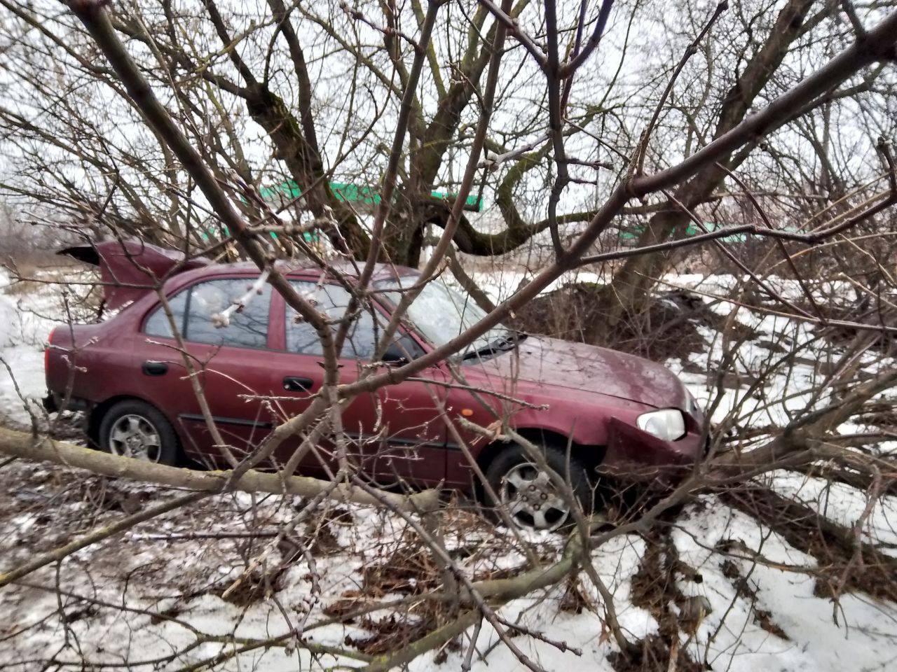 Смертельное ДТП случилось  в Дзержинске  На Автозаводском шоссе водитель за рулем Nissan Murano потерял сознание и столкнулся с ехавшим впереди автомобилем. После этого иномарка врезалась в отбойник и протаранила столб.  Мужчина, который был за рулем, погиб. Две пассажирки госпитализированы.    Подписаться   Написать нам