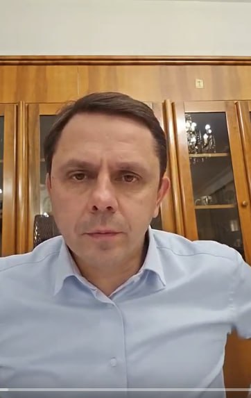 О ситуации с заболеванием студентки орловского медколледжа рассказал губернатор на прямом эфире У нас одной студентке был поставлен диагноз менингит Других случаев у нас не зафиксировано Все контактировавшие с заболевшей находятся под контролем Отмечу что в этом году заболеваемость менингококковой инфекцией не превышает среднемноголетние показатели зарегистрированы единичные случаи очагов нет Все находится под контролем занимаемся мероприятиями по недопущению распространения Еще глава региона сообщил что область в следующем году получит около 350 млн рублей из федерального центра на создание технопарков Сообщил что область получила 25 автобусов для маршрутов межмуниципального сообщения До конца года прибудет еще 9 автобусов И пообещал найти решение по скверу Гармонистов Орле С утра на порожках администрации подошел человек с вопросом пытаются сквер Гармонистов ликвидировать Я приглашу Юрия Парахина будем искать варианты чтобы создать условия для людей Отработаем Беру на себя