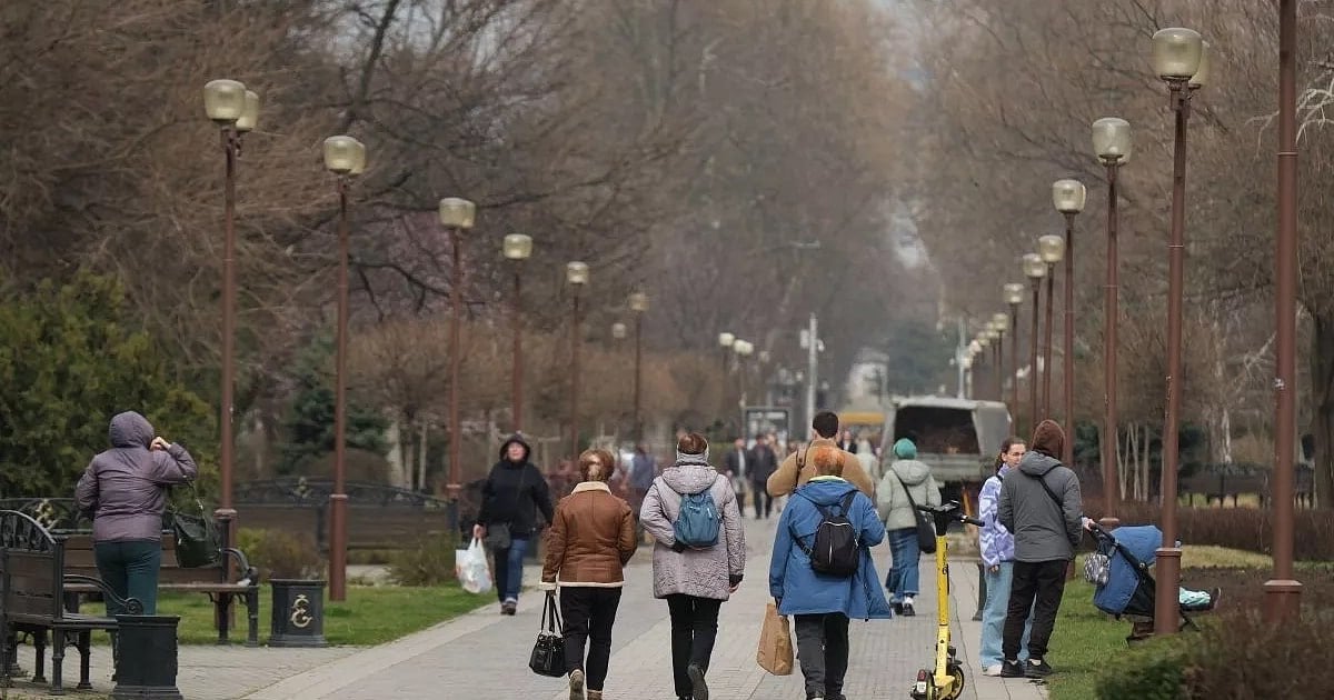 Половина мужчин в Краснодаре считает выход на пенсию позже женщин дискриминацией  Сервис SuperJob провёл опрос среди экономически активного населения города и выяснил, что 50% краснодарцев против выхода на пенсию на 5 лет позже женщин. Они видят в этом гендерную несправедливость, заявляя, что в равноправном обществе такого быть не должно.  21% краснодарок говорит, работа мужчин часто сопряжена с серьезными физическими нагрузками, что может отрицательно сказаться на здоровье к 65 годам.  Тем не менее, почти половина женщин и 36 % мужчин не считает, что более поздний выход мужчин на пенсию заслуживает статуса дискриминации. Они подчеркивают, что женщины выполняют множество обязанностей: от работы до ухода за детьми и домашних дел.  Фото: Михаил Ступин / Кубанские Новости  УТРЕННИЙ ЮГ   подпишись