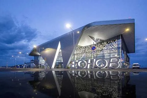 Аэропорт Кемерово в I квартале сократил пассажиропоток на 8 4 Международный аэропорт Кемерово им А А Леонова в I квартале 2026 года сократил пассажиропоток на 8 4 до 89 1 тыс человек Об этом сообщает Интерфакс со ссылкой на данные аэропорта Основная причина снижения показателя сокращение количества рейсов авиакомпаниями прежде всего на московском направлении Как сообщалось в 2025 году аэропорт Кемерово сократил пассажиропоток на 10 до 458 192 тыс человек aviaru net n294874 Оставайся в информационном потоке подпишись на наш канал в MAX