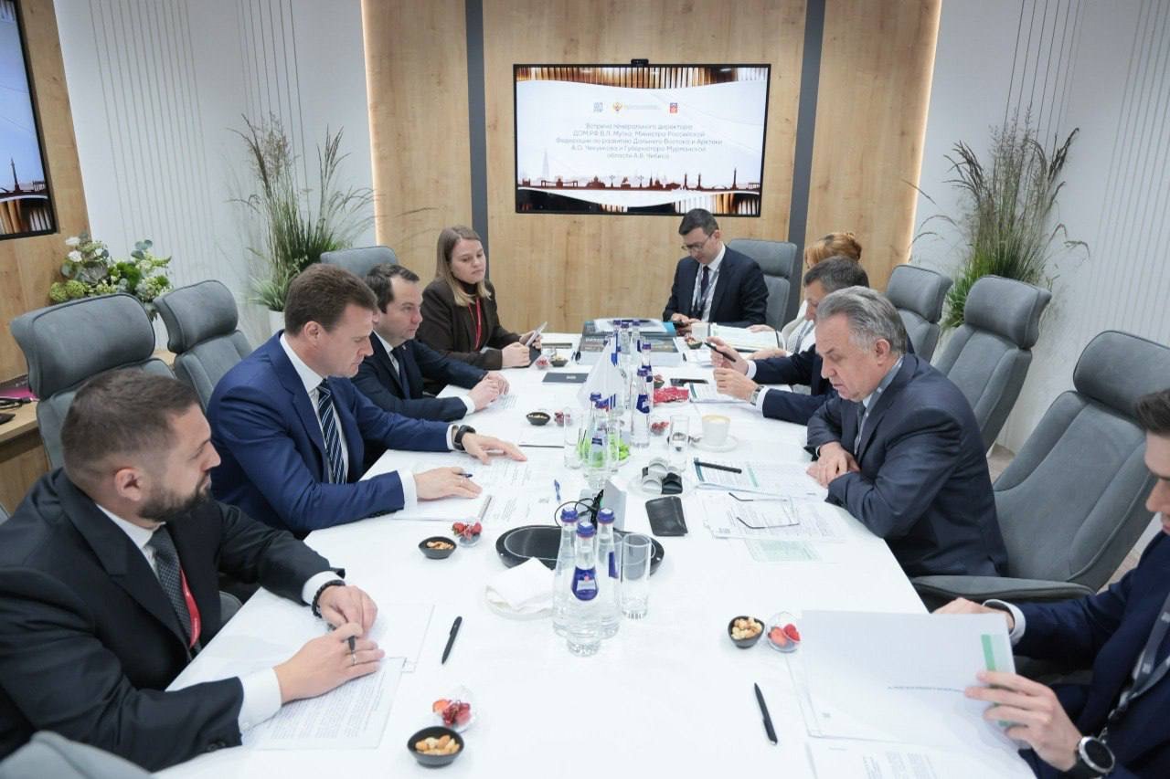 Дальний Восток и Арктика Минвостокразвития РФ VK Глава Минвостокразвития Алексей Чекунков, генеральный директор Дом.РФ Виталий Мутко и губернатор Мурманской области Андрей Чибис обсудили вопросы распространения программы «Доступное арендное жилье» на регионы Арктики. Совещание прошло на полях Петербургского международного экономического форума ПМЭФ . Поручение внедрить механизм строительства льготного арендного жилья, который уже успешно применяется на Дальнем Востоке, дал Президент России Владимир Путин по итогам Международного арктического форума, состоявшегося в Мурманске в марте этого года. На Дальнем Востоке профинансировано строительство более 11,5 тыс. квартир. Оператором программы выступает ДОМ.PФ. На эти цели правительство России выделило 87 млрд рублей. Уже заселены 497 квартир в новостройках Владивостока, Анадыря, Якутска, Петропавловска-Камчатского, Читы, Комсомольска-на-Амуре, с. Троицкое Сахалинская область . Новое жилье предоставлено по льготным ставкам... Перейти на оригинальный пост