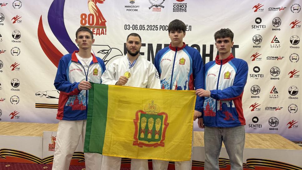 Артур Хачатрян завоевал звание чемпиона России по карате Воспитанник зареченской школы олимпийского резерва Артур Хачатрян завоевал звание чемпиона России по всестилевому карате. Соревнования проходили 4 и 5 мая в Орле. За медали боролись более 400 каратистов из 50 регионов России. Артур Хачатрян завоевал «золото» в дисциплине Вадо-рю. • Дзен • Сайт • TikTok • Facebook • Instagram • YouTube • X/twitter