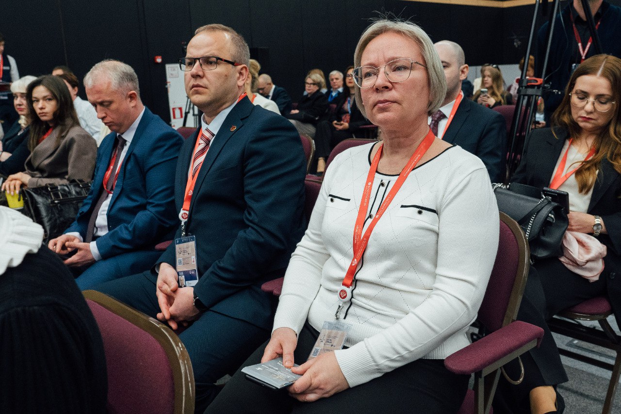 Управленческие вызовы органов власти и возможности оптимизации работы юристов, соответствие инновационных управленческих технологий правовым нормам и принципам обсудили на площадке «Обеспечение правовой функции в государственных органах. Люди. Процессы. Технологии». Модератором выступил директор департамента государственной регистрации ведомственных нормативных правовых актов министерства юстиции Российской Федерации Владимир Кочетков. Среди спикеров — заместитель председателя Сената Парламента Республики Казахстан Жакип Асанов, директор юридического департамента Центрального банка РФ Андрей Медведев, заместитель начальника правового управления Федеральной налоговой службы РФ, доцент кафедры коммерческого права и процесса Исследовательского центра частного права имени С.С. Алексеева при Президенте Российской Федерации Алена Зайцева. Участником площадки стала доцент кафедры административного и муниципального права имени профессора В.М. Манохина Светлана Зайкова. #лучшееюридическое #сгюа #ПМЮФ2025